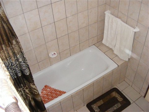 Double room with bathtub and non-slip mat