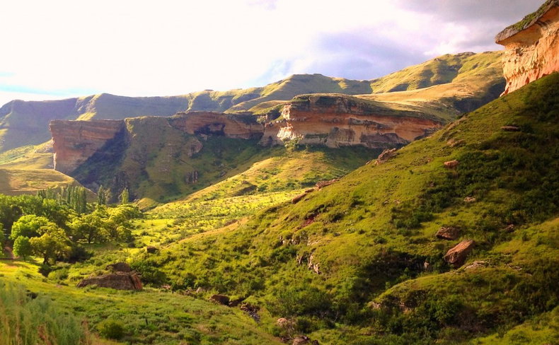 Golden Gate National Park is 20 km from Mont Rouge Guest House in Clarens Free State