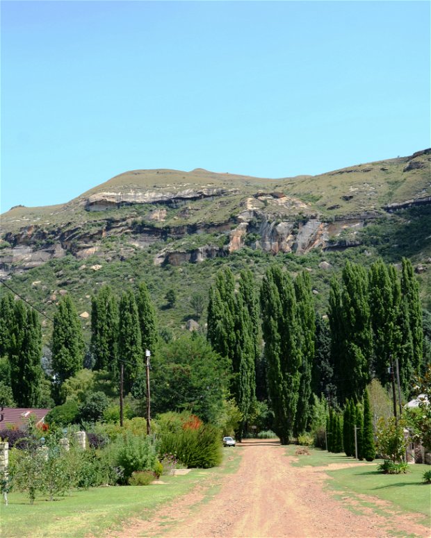 Mont Rouge Guest House located close to the Red Mountains offers affordable self catering accommodation. A walking trail starts right outside the gate.