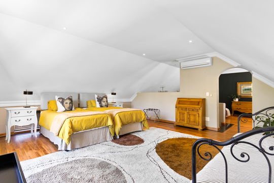 Experience unmatched comfort at our Stellenbosch lodge with our Safari to Wine package. Relax in a spacious one-bedroom suite complete with a private kitchenette and bathroom. Perfect for combining adventure and luxury, from hunting safaris to wine tours in South Africa's scenic wine region. Book your stay now!