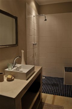 suite 1 bathroom