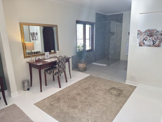 Superior King Suite 2