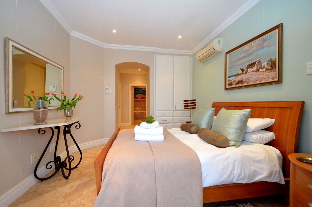 Room 1 - 703 Oyster Schelles