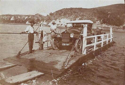 Crossing the Knysna River, Murray Douglas. The pontoon that operated from 1916 - 1923