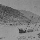 Knysna, Paquita wreck, 1903. Note sparse vegetation on the Brenton Peninsula (in the background)