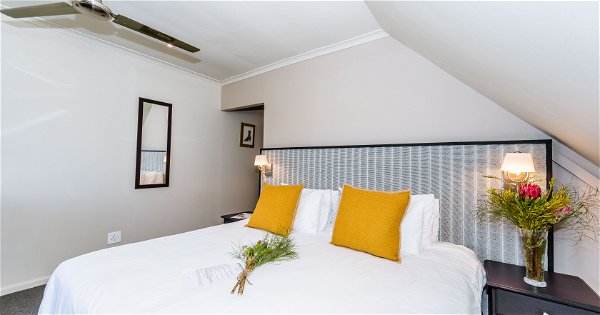 Burgundy Room - Accommodation in Durbanville - Le Petit Chateau