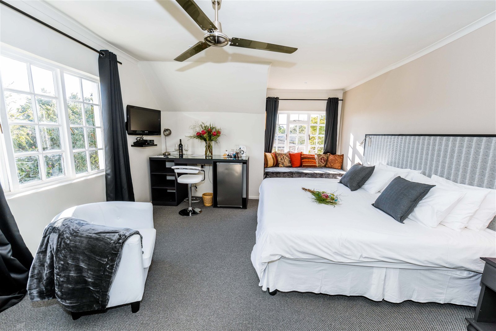 burgundy, molo lolo, durbanville, le petit chateau, le petit chateau durbanville, hotel durbanville