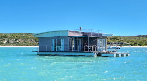 The Eve Housboat (4-Sleeper)