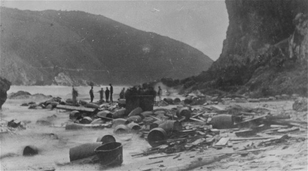 Wreck of the Fredheim on 23 June, 1897 at the Knysna Heads