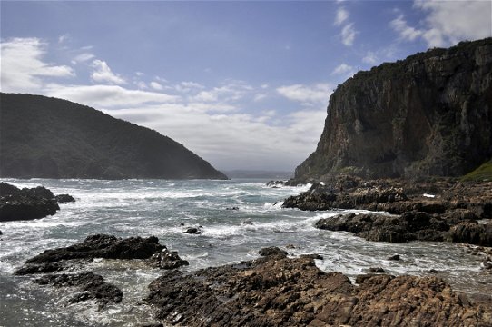 The Heads, Knysna (site of the wreck of the Fredheim in the foreground). Author Darren Glanville (UK). Licensed under the Creative Commons Attribution-Share Alike 2.0 Generic license.