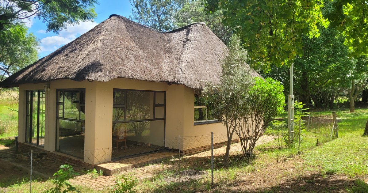 Wild Roots Riverside Lodge 8 sleeper Family unit - Lush Horizons game Lodge