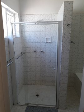 Room 1 Shower at Atlas street