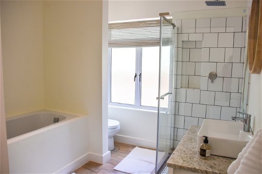 Gemsbok Room en-suite with bath, shower and toilet