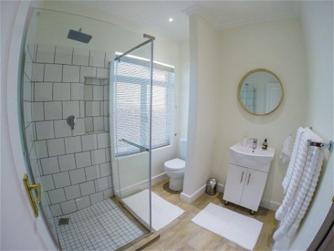 Peacock, Buffalo and Rhino Rooms all have their own en-suite bathroom with shower, toilet and vanity