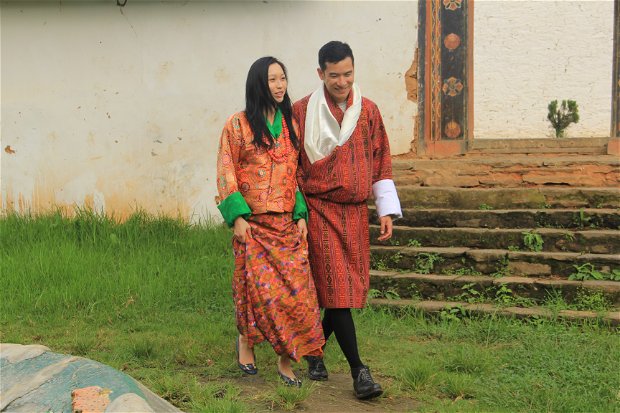 Bhutanese Traditional Dress, How to Wear Kira, Bhutanese Woman's Dress