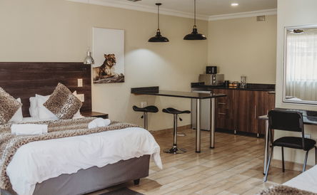 Self Catering Suite 8- Queen & Single bed