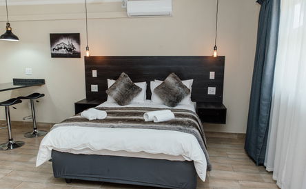 Self Catering Suite 9- Queen bed