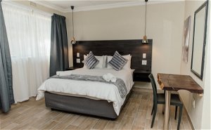 Suite 12- Queen bed 