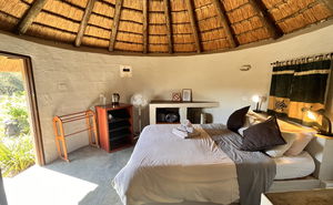 Thatched Rondavel - En-suite Room