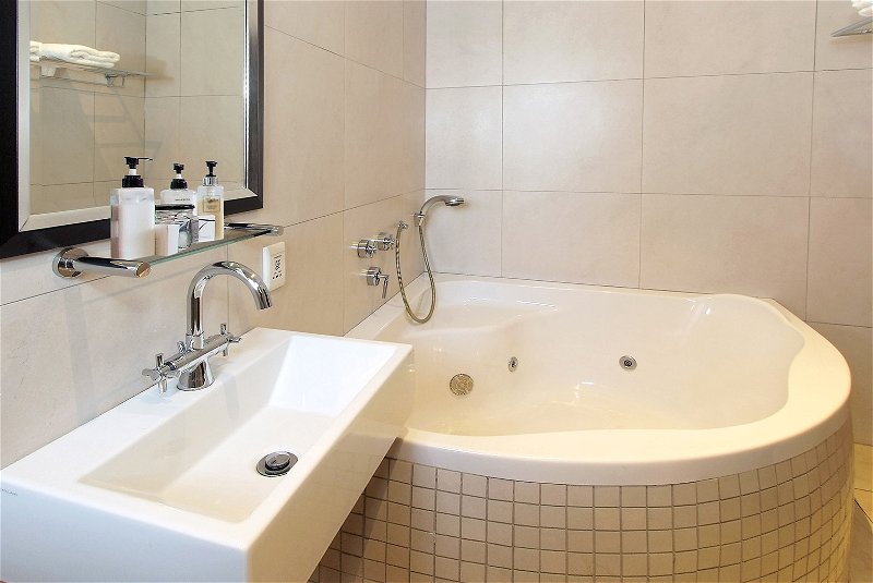 King Executive Suite with Jacuzzi bath - Grace Place Bed and Breakfast  Pretoria