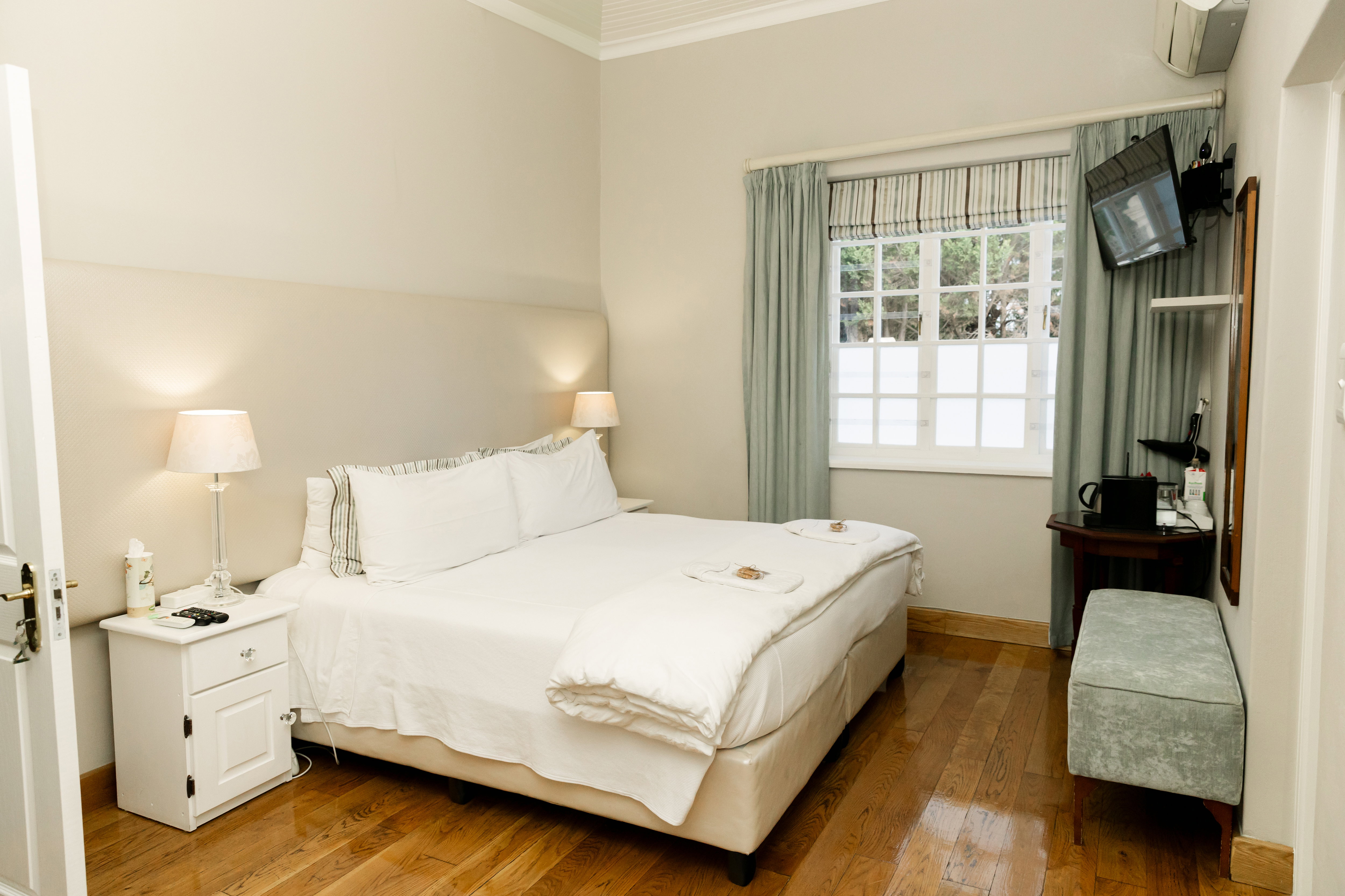 Stylish Twin Room 2 with Garden Views at In Abundance