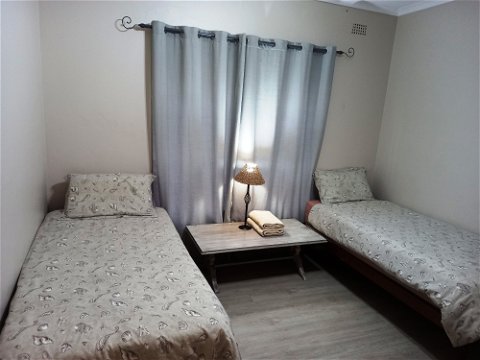 Bedroom 2: 2 single beds