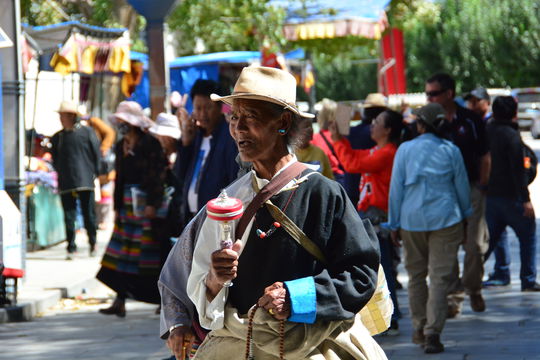 Tibetan visiting Monasteries and Temple during Losar 