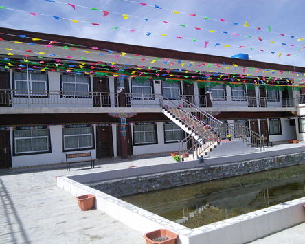Khangar Hotel in Old Tingri