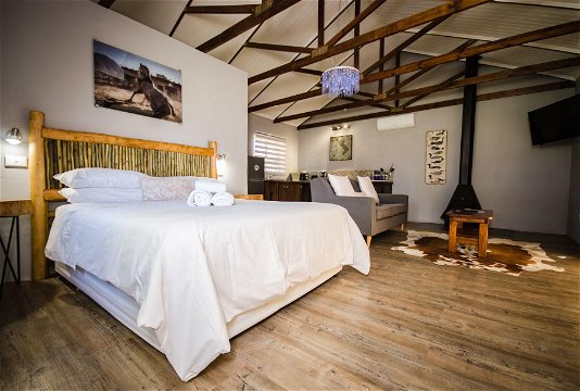 Perdeberg Cottage - Bedroom and Lounge 