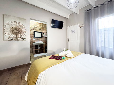 Palm Room with bathroom view
