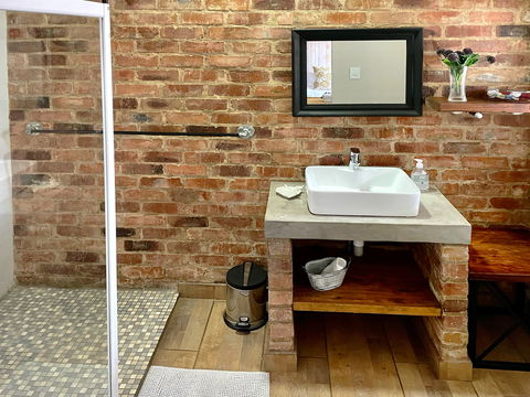 Palm Room Bathroom