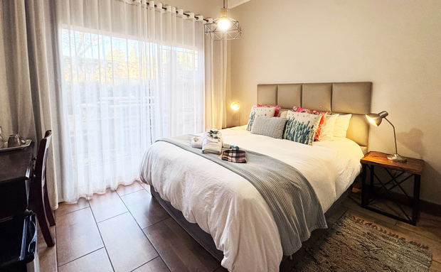 Willow Room queen bed main Willow Room queen bed main