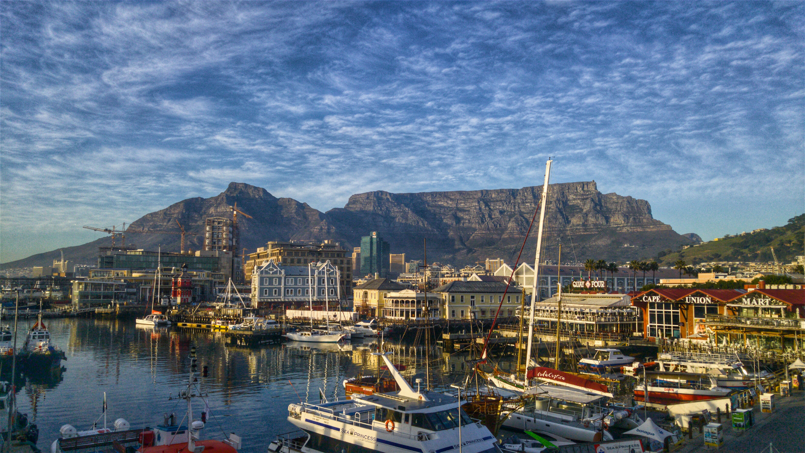 victoria-and-alfred-waterfront-cape-town-v&a-waterfront-attractions-big-six-attractions-cape-town-private-tours-cape-town-into-tours-table-mountain-shopping-tours-cape-town