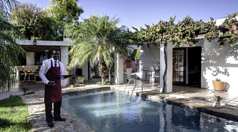 GUBAS DE HOEK - RELAX BY THE POOL. 