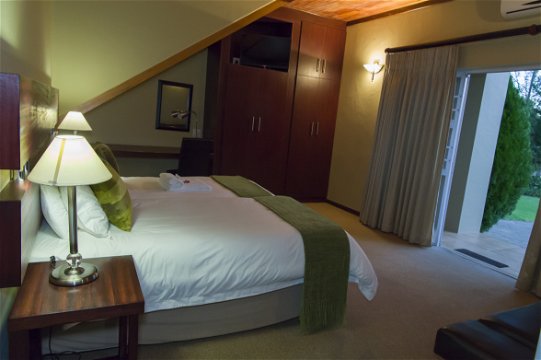 Room 12, Garden Access, Self Catering, Twin/King Bed