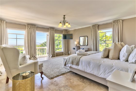 Superior De Luxe Suite Oak Bedroom