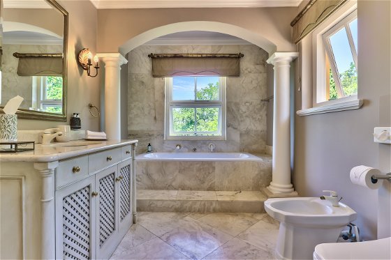 Superior De Luxe Suite Oak Bathroom