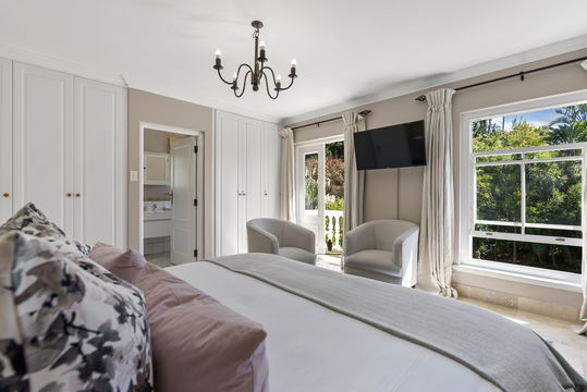 Superior Luxury Suite Bedroom Fynbos