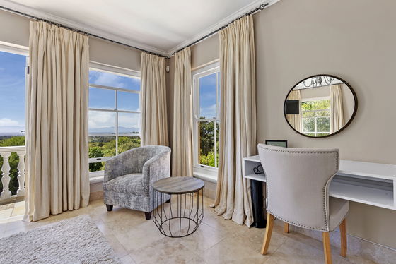Superior De Luxe Suite Blackwood Bedroom Seating Area