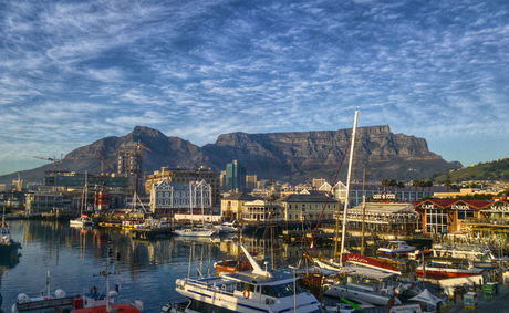 Scenic view of Cape Town’s iconic V&A Waterfront with Table Mountain in the background — a must-visit destination just a short drive from Devonport House. Featuring vibrant boats, historic architecture, and a lively atmosphere, it’s ideal for luxury shopping, dining, and cultural excursions.