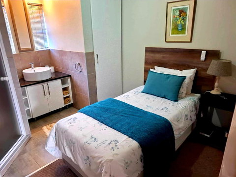 Bluebell - Single bed 1-person room