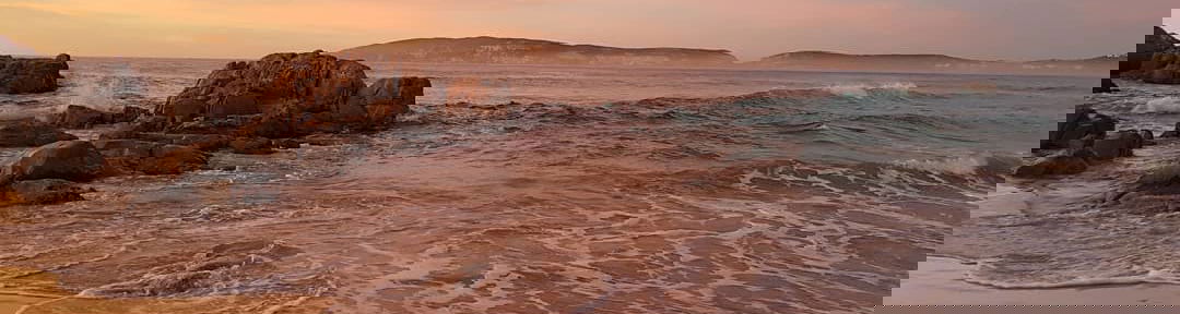 Golden light washes over Plettenberg Bay’s sandy shores as gentle waves roll in at sunset. In the quiet of winter, this peaceful coastline becomes the perfect setting to slow down, breathe deeply, and embrace the calm of a restorative reset.