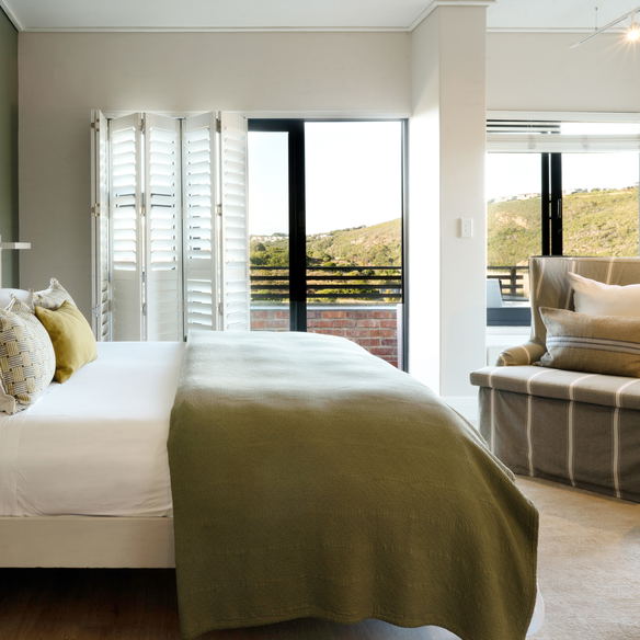 Room 5 is one of the most popular rooms at Christiana Lodge.  It has views of the ocean from its balcony as well as from its spacious private deck with the loungers.  The en-suite bathroom has a bath, separate shower and separate toilet, as well as an outdoor shower.h the 