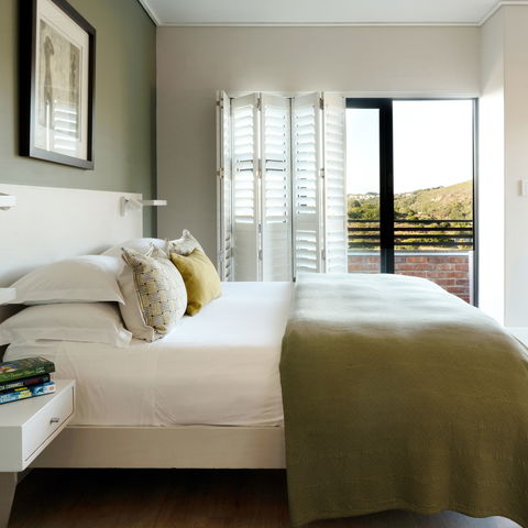 Room 5 is one of the most popular rooms at Christiana Lodge.  It has views of the ocean from its balcony as well as from its spacious private deck with the loungers.  The en-suite bathroom has a bath, separate shower and separate toilet, as well as an outdoor shower.h the 