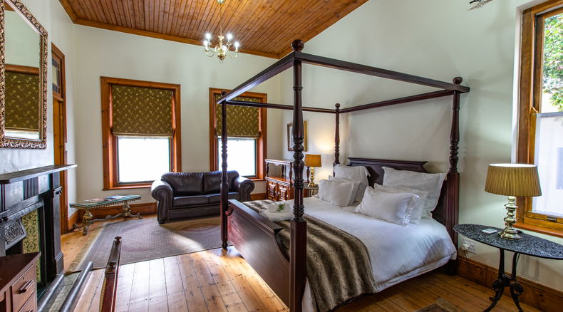 Evergreen Manor & Spa Premier Room with extra length king size bed