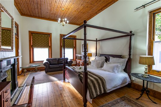 Evergreen Manor & Spa Premier Room with extra length king size bed