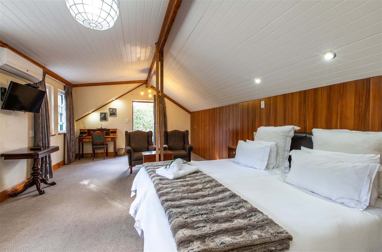Evergreen Manor & Spa spacious Premier Room with balcony and garden entrance