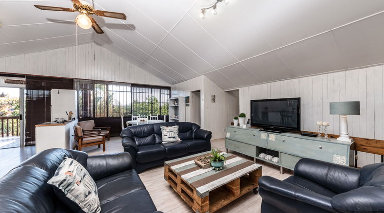 Spacious self catering unit with living/dining room Spacious self catering unit with living/dining room