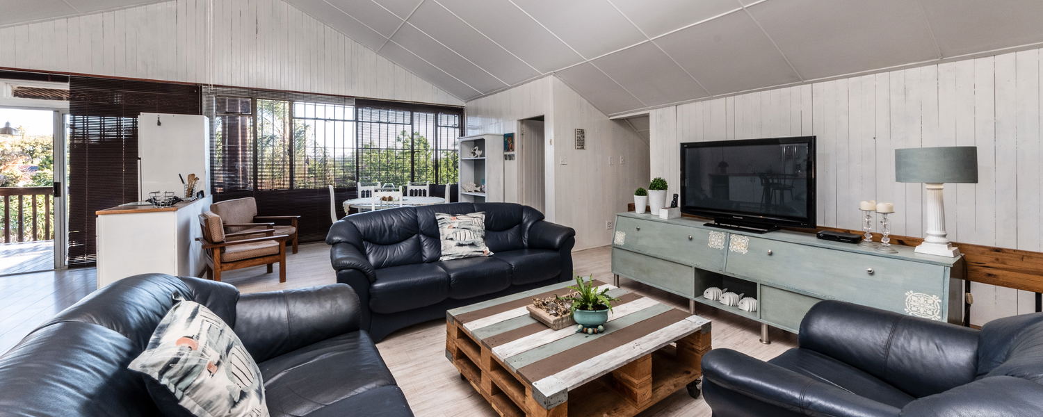 Spacious self catering unit with living/dining room