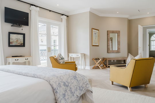 Luxury Accommodation spacious living retreat stay love work